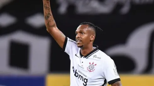 Corinthians consegue efeito suspensivo e Jô retorna ao time titular