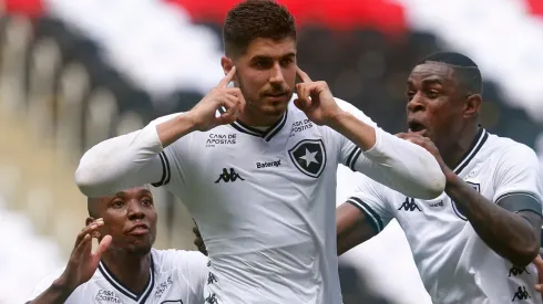 Pedro Raul ganha vaga no time titular do Botafogo