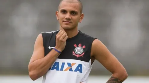 Corinthians age rápido no mercado e encaminha retorno de Fábio Santos
