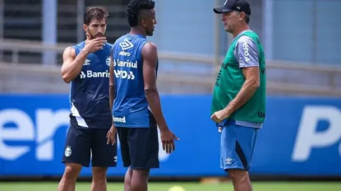 Renato e Cortez: técnico confia no lateral (Foto: Lucas Uebel/Grêmio/Divulgação)
