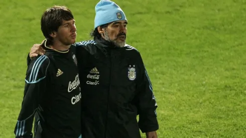 O craque Lionel Messi lamentou a morte de Diego Maradona nesta quarta-feira (25)
