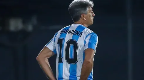 Renato Gaúcho usa camiseta em homenagem a Maradona em jogo do Grêmio pela Libertadores