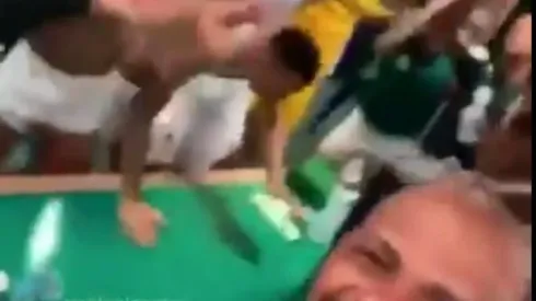 Felipe Melo puxa Luiz Adriano e comanda zoeira no vestiário do Palmeiras: "Cala a boca, secador"