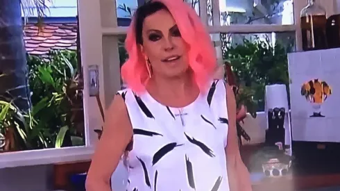 Ana Maria Braga surgiu de cabelo rosa no programa Mais Você, da TV Globo
