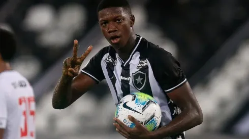 Atacante vem se destacando mesmo com a campanha péssima dos cariocas – Foto: Vitor Silva/Botafogo.
