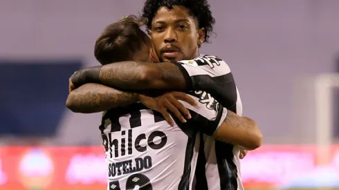 O Santos pode ter quatro desfalques para o duelo contra o Atlético-GO, pelo Brasileirão