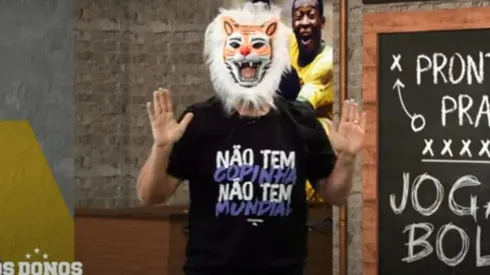 Durante Os Donos da Bola, o apresentador Neto apareceu com máscara de tigre para zoar eliminação do Palmeiras no Mundial
