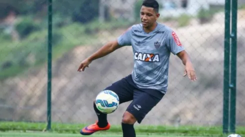 Atlético-MG deve rescindir contrato com volante Yago