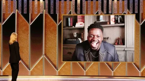 Daniel Kaluuya recebe o prêmio de Melhor Coadjuvante no Globo de Ouro