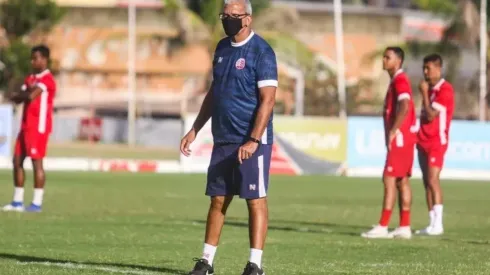 Hélio dos Anjos, técnico do Náutico, se posiciona contra paralisação do futebol