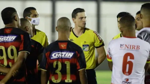 Jogadores do Leão e do Juazeirense conversam com o árbitro em polêmica partida – Foto: Anderson Stevens/Sport Club do Recife
