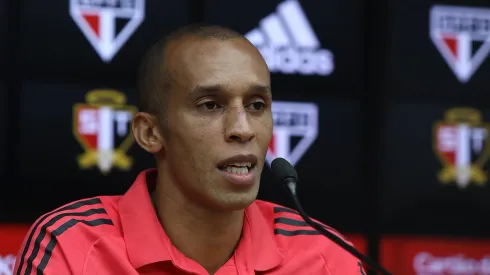 Miranda retorna ao São Paulo após dez anos de sua primeira passagem no clube. (Foto: Reprodução Twitter São Paulo)