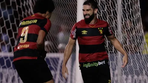 Pedro Carmona comemora gol com a camisa do Sport (Foto: Caio Falcão/AGIF)
