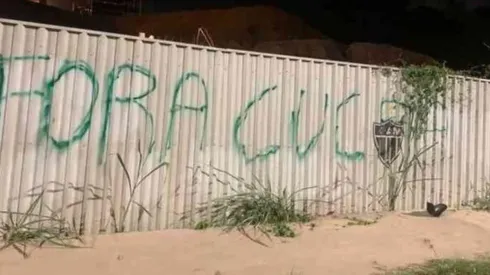 Arena MRV foi pichada com manifestação contra a permanência de Cuca – Foto: Reprodução.
