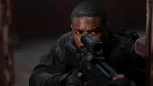 Michael B. Jordan em cena de "Sem Remorso", da Prime Vídeo
