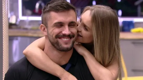 BBB 21: Arthur e Carla Diaz estão trocando mensagens após romance no Big Brother Brasil
