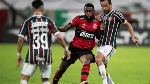 Jogadores de Fluminense e Flamengo brigam pela bola (Foto: Jorge Rodrigues/AGIF)
