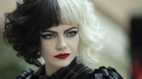 Emma Stone interpreta "Cruella" no filme da Disney
