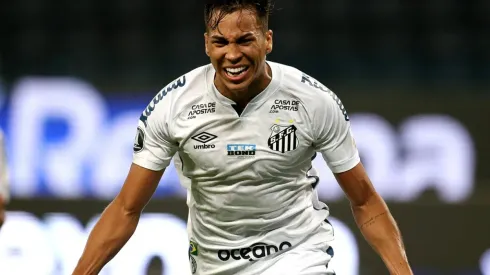 Kaio Jorge tem futuro incerto no Santos
