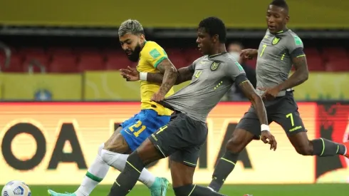 Gabigol e Arboleda durante Brasil x Equador, pelas Eliminatórias Sul-Americanas
