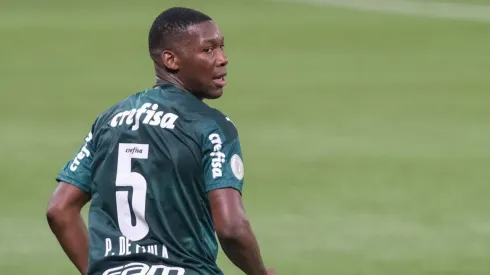 Patrick de Paula, do Palmeiras, é cercado por torcedores em balada clandestina. (Foto: Marcello Zambrana/AGIF )
