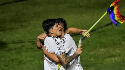 Cano levanta a bandeira LGBTQIA+ na comemoração do primeiro gol do Vasco (Foto: Thiago Ribeiro/AGIF)
