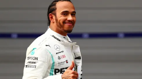 Lewis Hamilton renovou com a Mercedes por mais duas temporadas
