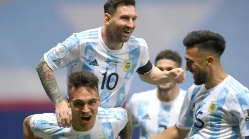 Jogadores argentinos comemoram a classificação diante da Colômbia (Foto: Getty Images)
