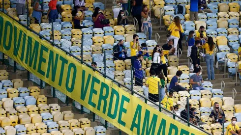 Torcedores brasileiros na arquibancada do Maracanã (Foto: Getty Images)
