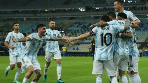 Jogadores argentinos comemoram o gol de Di María (Foto: Getty Images)
