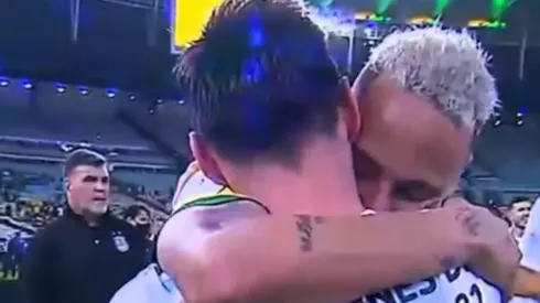 Abraço de Neymar e Messi pós-jogo (Foto: Reprodução)
