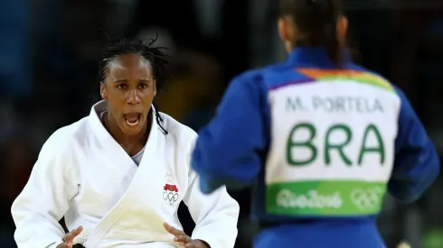 A judoca Assmaa Niang, do Marrocos, de branco, em competição com a brasileira Maria Portela nos Jogos do Rio. (Foto: Getty Images)
