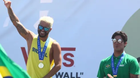 Ítalo Ferreira (dir.) e Gabriel Medina (esq.): surfistas da "Brazilian Storm" são grandes apostas em medalhas nas Olimpíadas de Tóquio (Foto: Getty Images)
