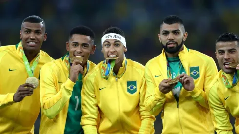 Walace, Gabriel Jesus, Neymar, Gabriel Barbosa e Rafinha exibem a inédita medalha de ouro nas Olimpíadas do Rio-2016 (Foto: Getty Images)
