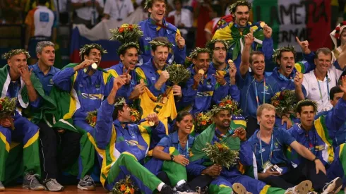 Seleção Brasileira de Vôlei masculino posa com a medalha de ouro em Atenas-2004 (Foto: Getty Images)
