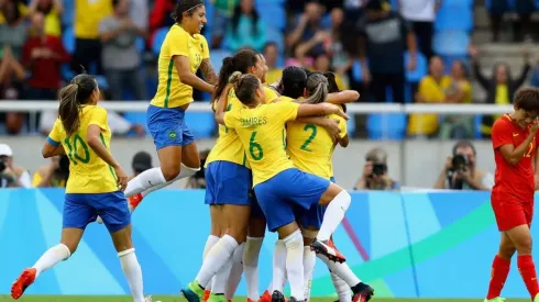Equipe brasileira comemorando durante partida contra a China, nos Jogos Olímpicos do Rio, em 2016. (Foto: Getty Images)
