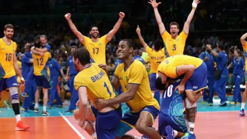 Seleção Brasileira de vôlei comemorando a vitória na final do vôlei masculino nas Olimpíadas de Rio-2016 (Foto: Getty Images)
