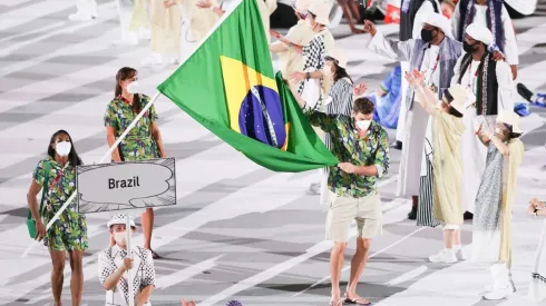 Bruninho e Ketleyn Quadros carregando a bandeira do Brasil (Foto: Getty Images)
