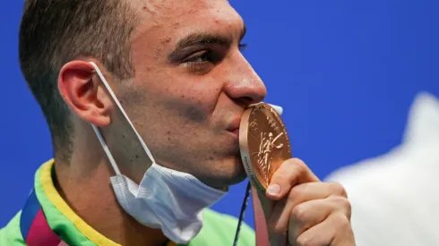 Fernando Scheffer beija a medalha de bronze conquistada em Tóquio (Foto: Getty Images)

