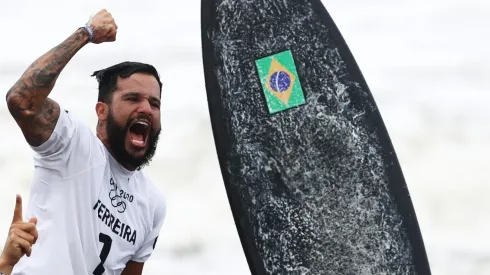 Ítalo Ferreira comemora a primeira medalha de ouro do surfe nas Olimpíadas (Foto: Getty Images)
