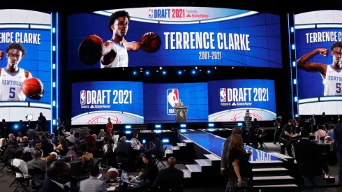 Painel exibe homenagem a Terrence Clarke durante o Draft da NBA (Getty Images)
