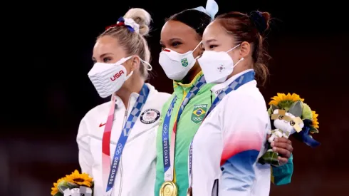 Rebeca Andrade (ao meio) com sua medalha de ouro no salto feminino (Getty Images)
