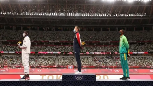 Brasileiro Alison dos Santos presta continência no pódio nos Jogos Olímpicos de Tóquio; feito é o primeiro na delegação brasileira. (Foto: Getty Images)
