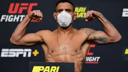Rafael dos Anjos luta no UFC 267 (Foto: Getty Images)
