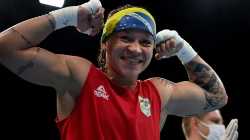 Bia Ferreira, pugilista brasileira que pode fazer história ganhando o primeiro ouro olímpico do boxe feminino brasileiro. (Foto: Getty Images)
