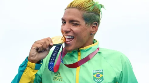 Ana Marcela Cunha morde a medalha de ouro para foto após vitória na maratona aquática (Getty Images)
