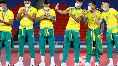 Jogadores da seleção brasileira tiram 'selfie' no pódio para comemorar a medalha de ouro (Foto: Getty Images)
