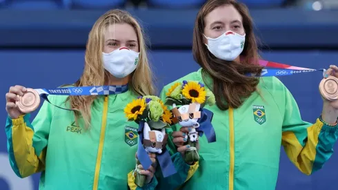 Laura Pagossi (esq.) e Luisa Stefani (dir.) exibem suas medalhas de bronze nos Jogos Olímpicos de Tóquio (Getty Images)
