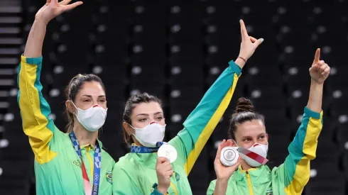 Brasileiras do vôlei exibem suas medalhas de prata na final do vôlei feminino (Getty Images)
