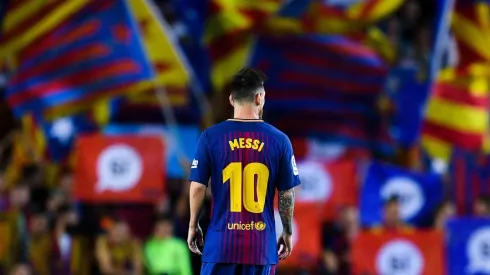 Lionel Messi olhando a torcida do Barcelona no Camp Nou (Getty Images)

